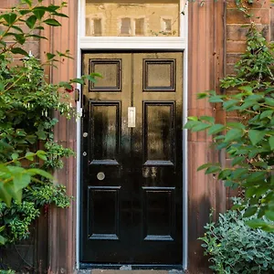 Beautiful, Traditional 2 Bedroom Main Door Flat Appartement